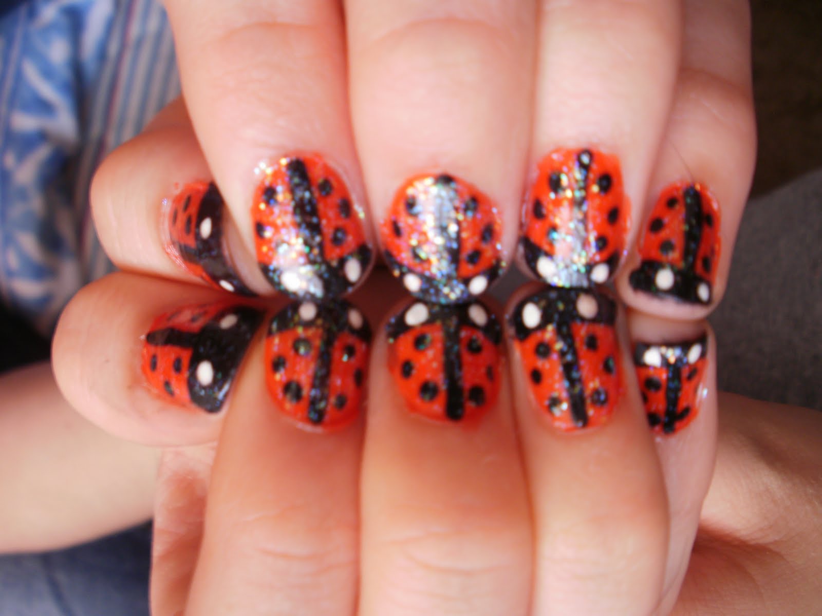 nail art ladybug with movable wings