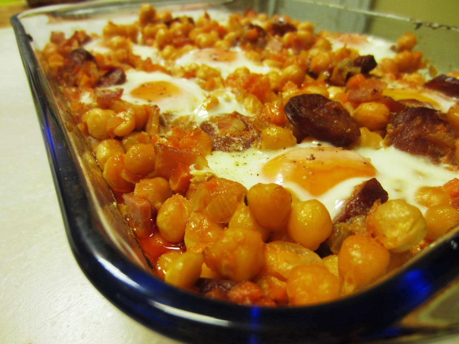 Deliciosa Gula: Garbanzos con chorizo y beicon con huevos, al horno