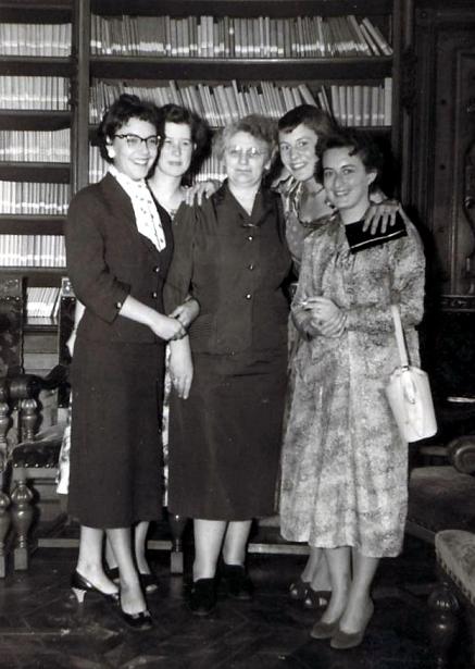Mevrouw de Bruin met vier De Munnik-meisjes op 8 september 1956