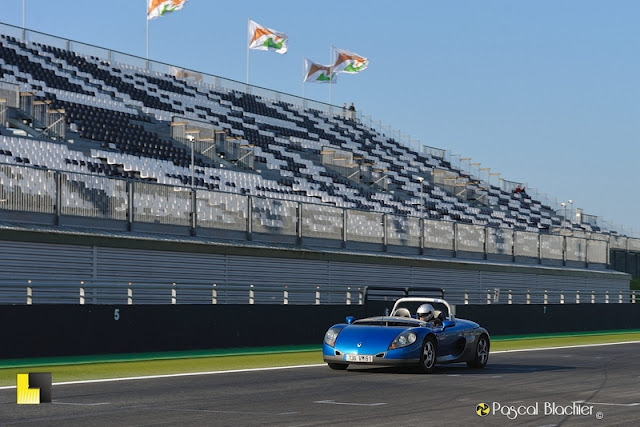 speeder renault à magny cours speeder renault en course photo pascal blachier
