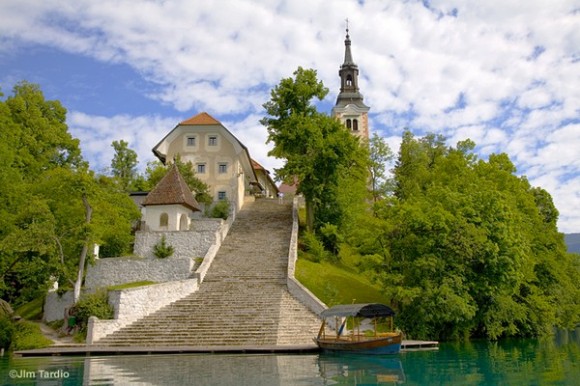 نقره لتكبير أو تصغير الصورة ونقرتين لعرض الصورة في صفحة مستقلة بحجمها الطبيعي