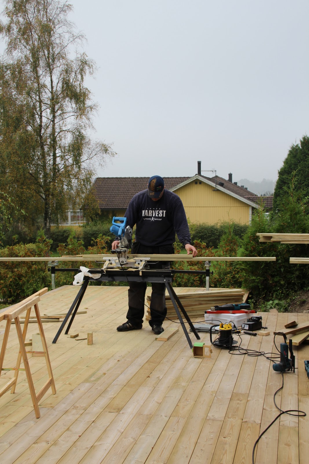 Bellas väg tillbaka: dagens projekt bygga altan och räcke