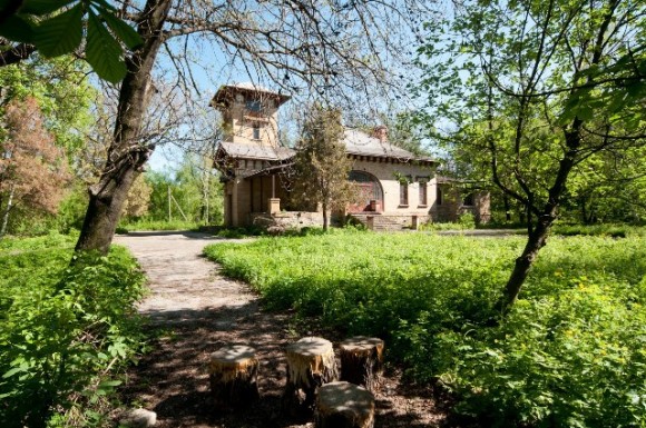 Замок среди луганских степей