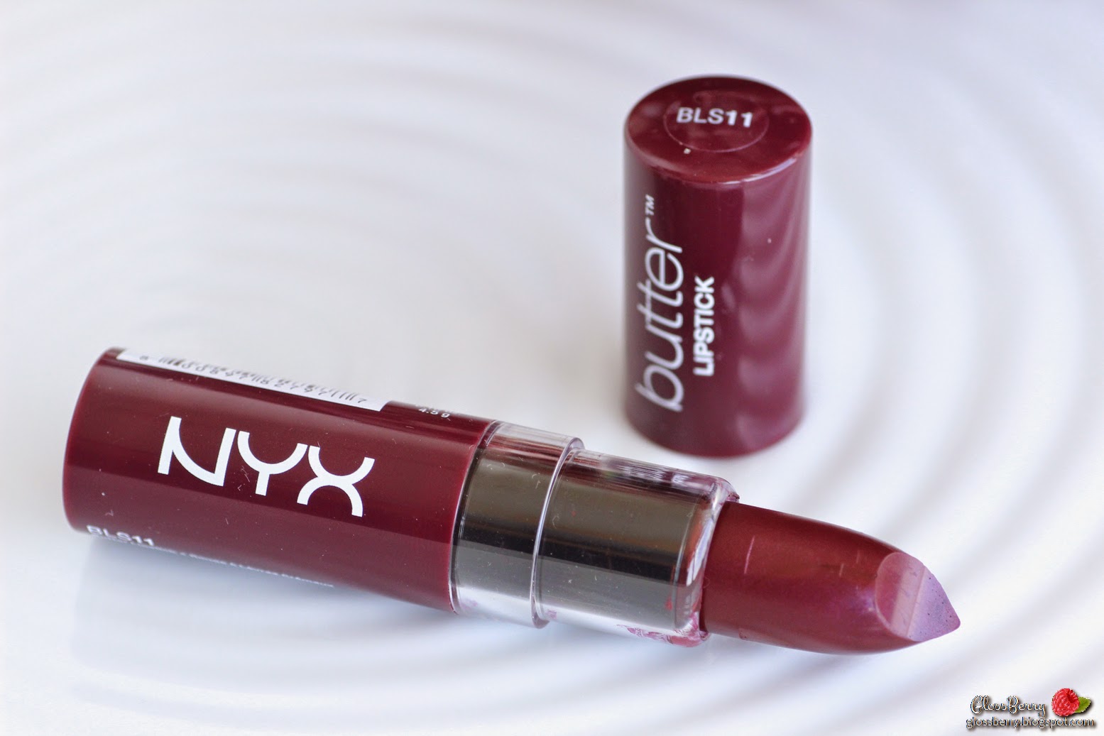 NYX Butter Lipstick - Licorice BLS11 review swatches שפתון ניקס כהה בלוג איפור וטיפוח סקירה גלוסברי