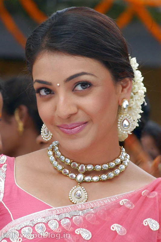 Kajal Agarwal Cute Photos in Pink Saree cleavage