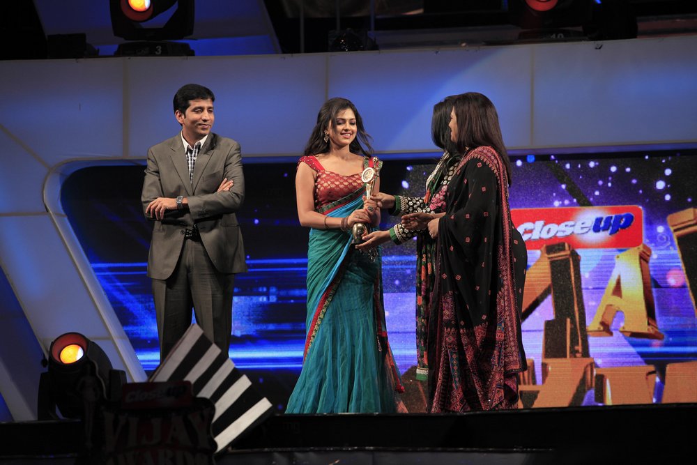 Choosing Wallpaper 5th Annual Vijay Awards 2011 Best Debut Actor Female Award Was Given To Amala Paul For The Film Mynaa The winners of vijay award for best debut director are atlee kumar (2013) , balaji tharaneetharan (2012) and more. choosing wallpaper 5th annual vijay awards 2011 best debut actor female award was given to amala paul for the film mynaa