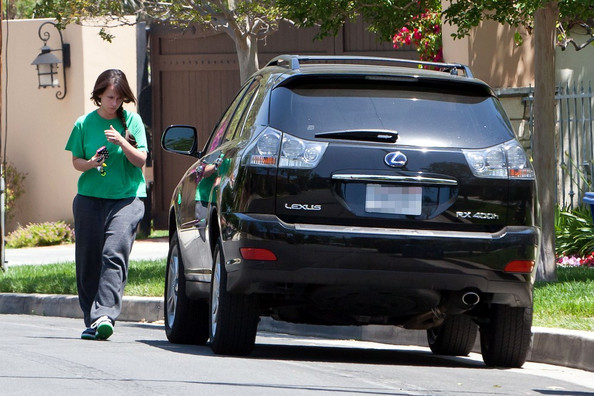 Jennifer Love Hewitt stops in