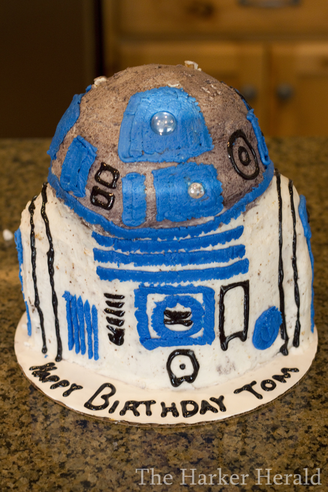 After a few blue and black accents Voila Tom's R2D2 cake Time to party