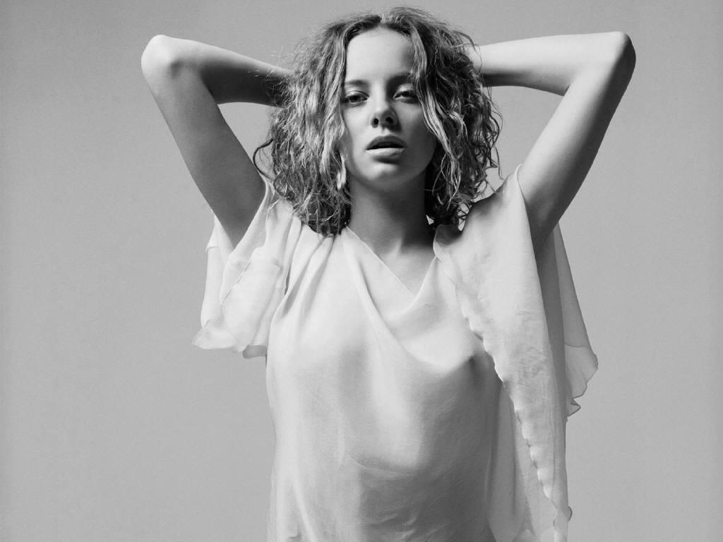 A View from the Beach: Rule 5 Saturday - A Real Gem - Bijou Phillips