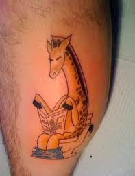 tatuaje de jirafa en un retrete