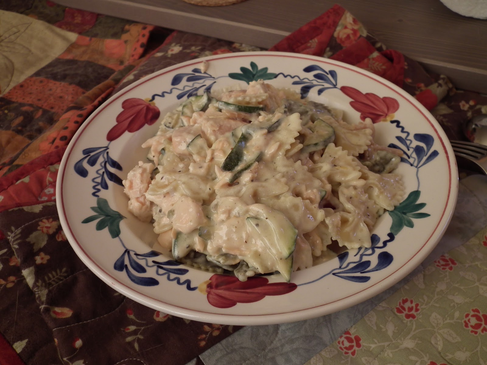 Pasta met courgette en zalm in een citroenroomsaus