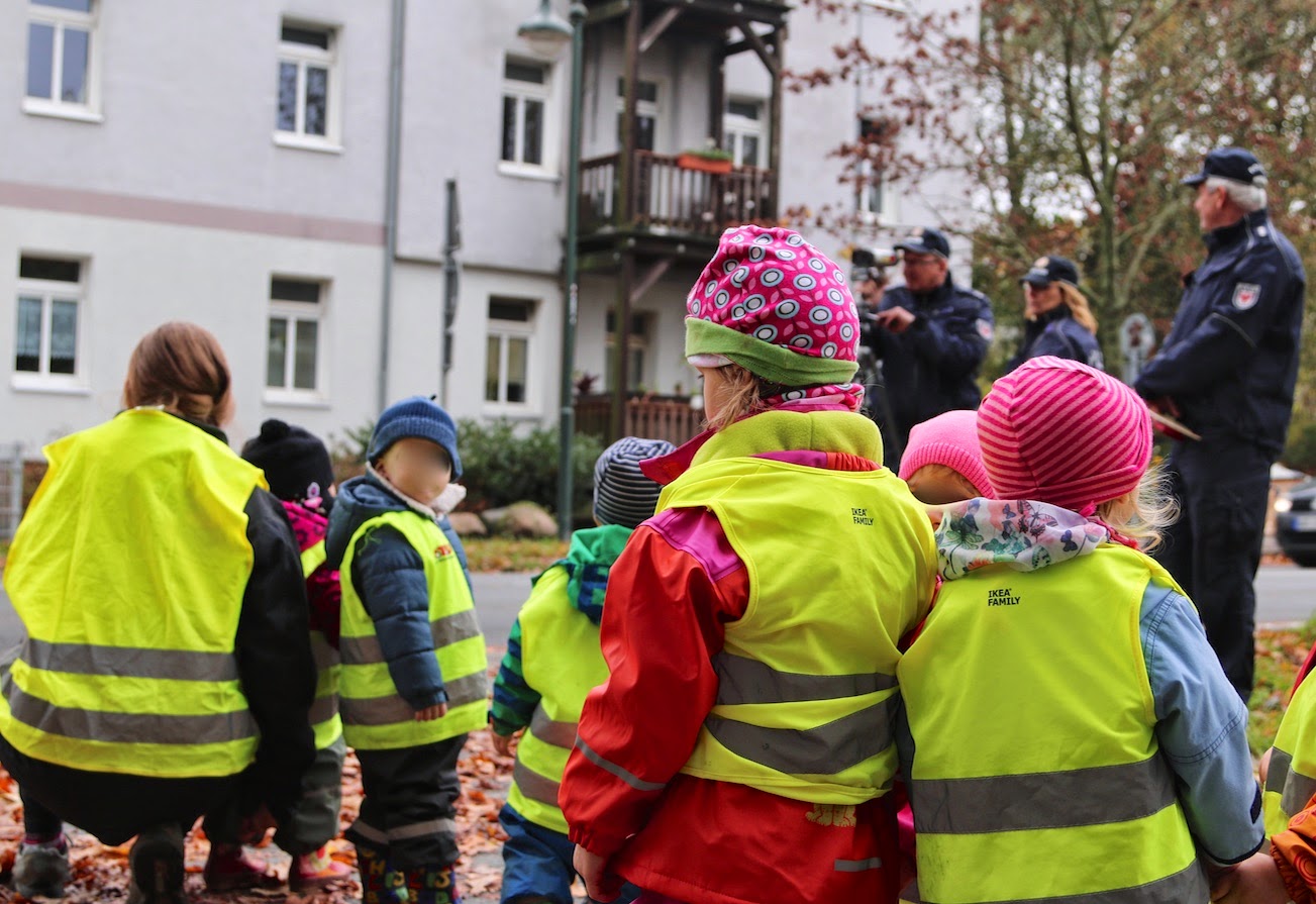 Mit der Bernauer Polizei unterwegs - Laserkontrolle am Montessori Kindergarten - 9 Bernau LIVE - Dein Stadtmagazin für Bernau bei Berlin