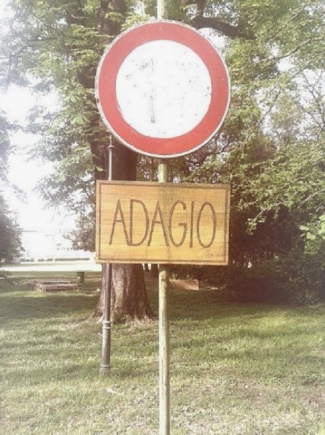 cartelli stradali adagio, slow, take it slow, rallentare