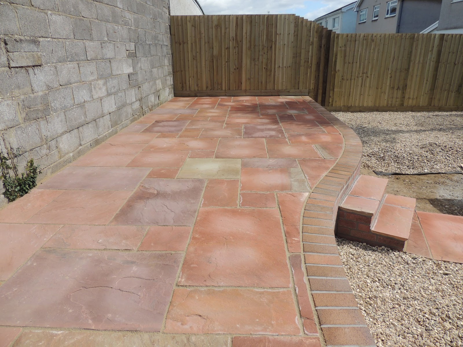 CWM LLYNFI BRICKLAYING Harvest natural slabs on curve wall with brick