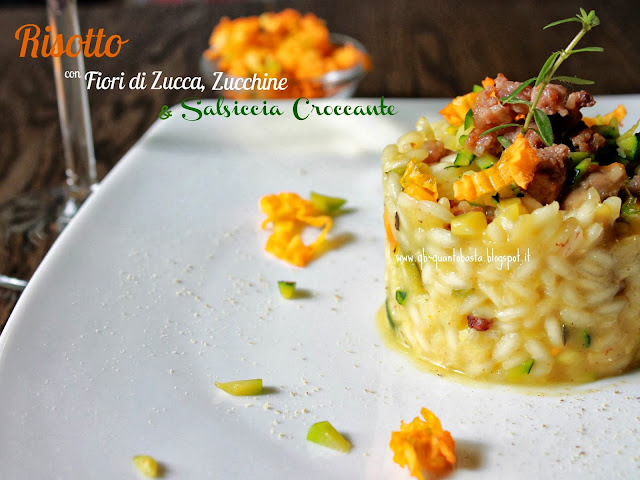 Q.b.-Quanto Basta. - Risotto con fiori di zucca, zucchine e salsiccia croccante Q.b.-Quanto Basta. - Risotto con fiori di zucca, zucchine e salsiccia croccante
