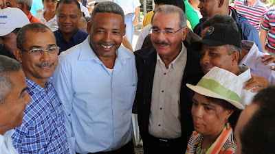  Danilo Medina a cacaocultores: “No vendan sus tierras. Gobierno les va a ayudar”.