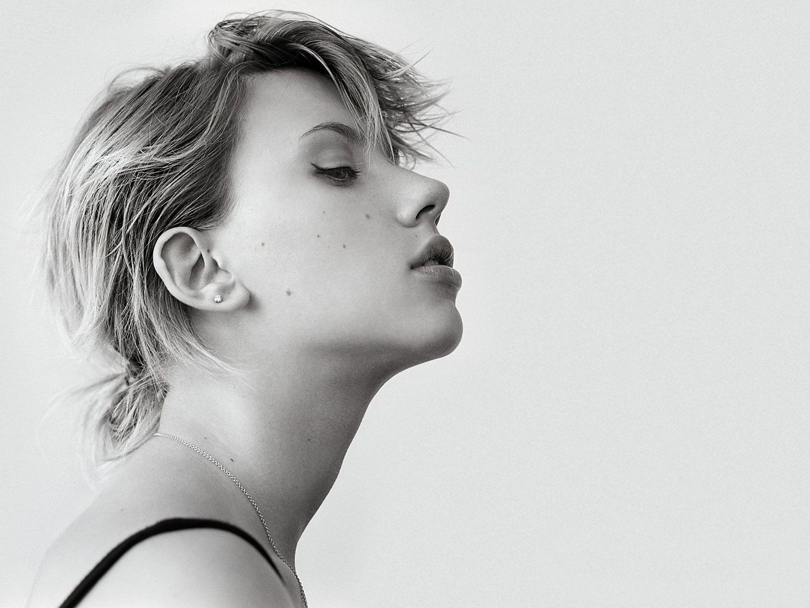 http://3.bp.blogspot.com/-pK_SK9DxLG0/TsfbRM_N7cI/AAAAAAAABqQ/XmqGDc_hjNo/s1600/Scarlett_Johansson_HQ_side_pose_Wallpapers.jpg