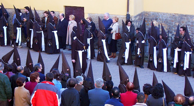Nazarenos del tramo juvenil de la cofradía Santo Cristo del Perdón. Martes Santo, León. Foto G. Márquez.