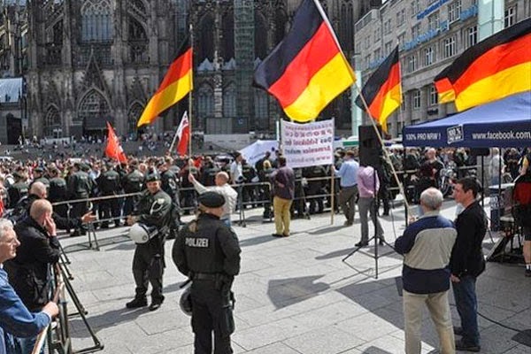 Köln'de Erdoğan'ı protesto eden ırkçılara Almanlar'dan tepki.!
