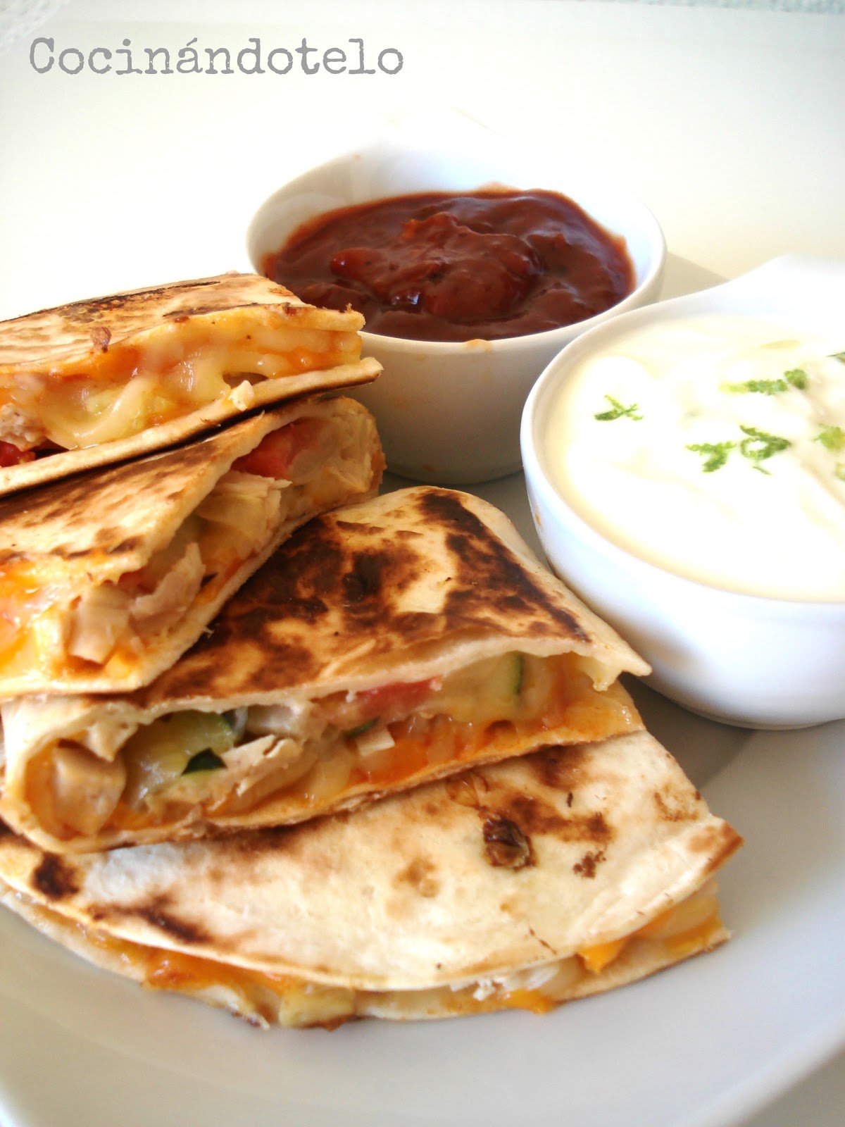 Cocinándotelo QUESADILLAS DE POLLO CON DOS SALSAS