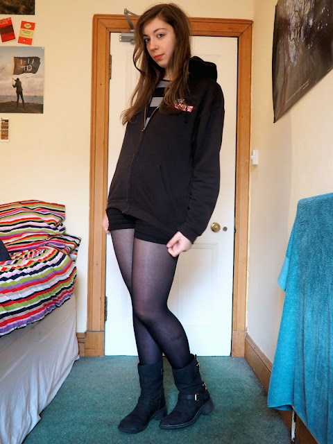 Lazy Days outfit | Black Twin Atlantic concert hoodie, black short with tights, short biker boots