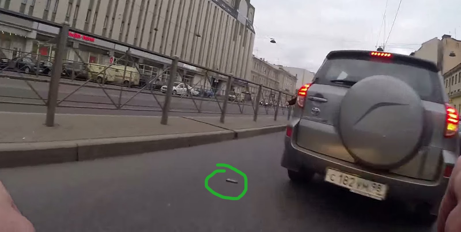CarscoopsCyclistPhone2.jpg