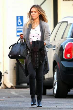 jessica alba dengan grey jeans jessica alba dengan grey jeans