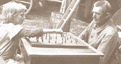 Nietos jugando al ajedrez ante la tutela del abuelo