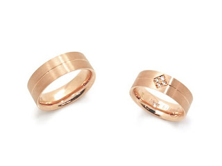 柔軟性のある銀座ジュエリーサロンのセミオーダーマリッジリング(結婚指輪)のオリジナル枠。