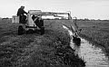 Figuur 2. Met een slootbak kunnen zowel water- en oeverplanten als bagger worden verwijderd (Twisk e.a. 2000). Uit: Monitoringsplan baggerprojecten veenweidesloten