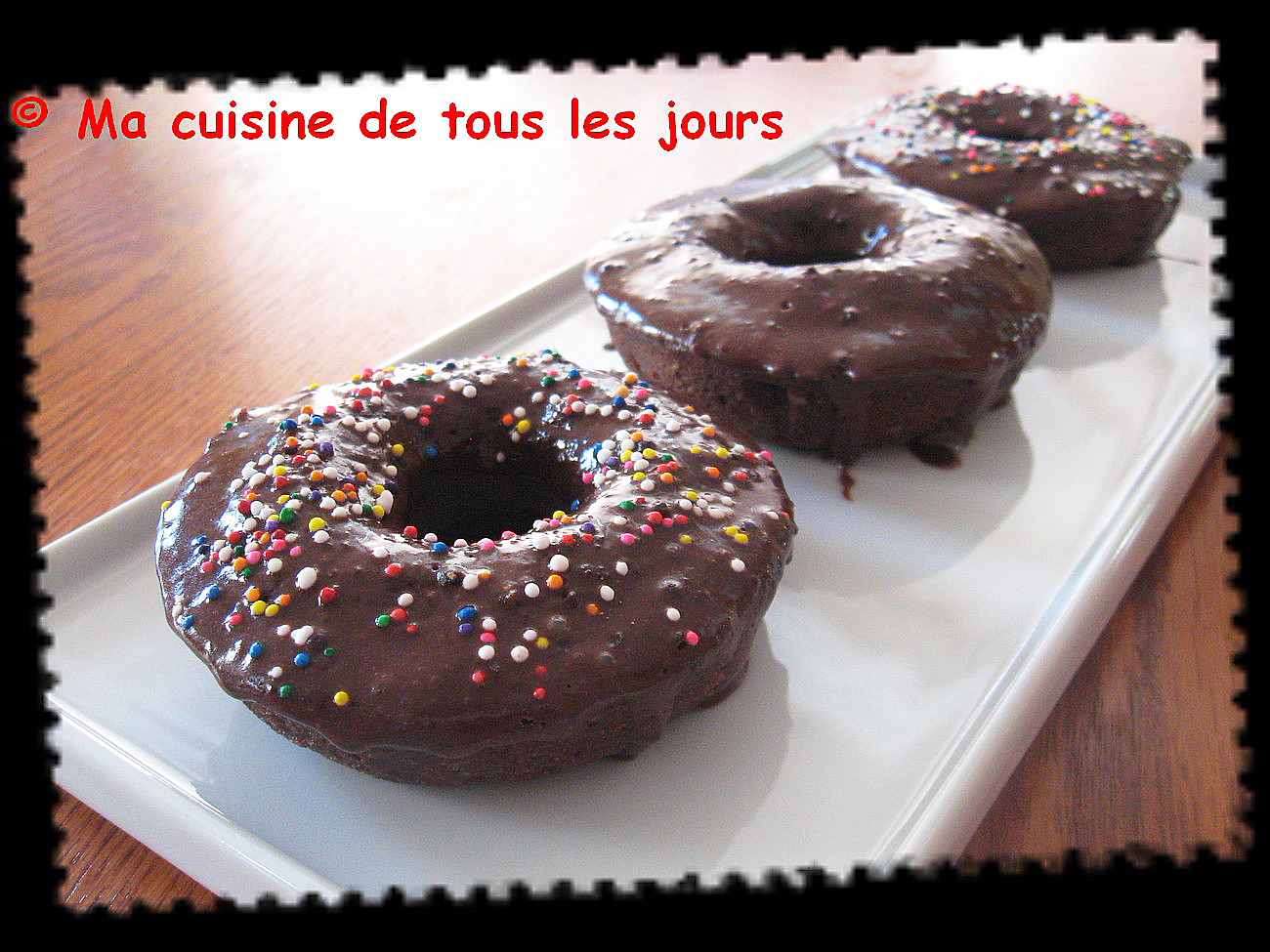 Beignes cuits au four chocolat-banane, glaçage au chocolat