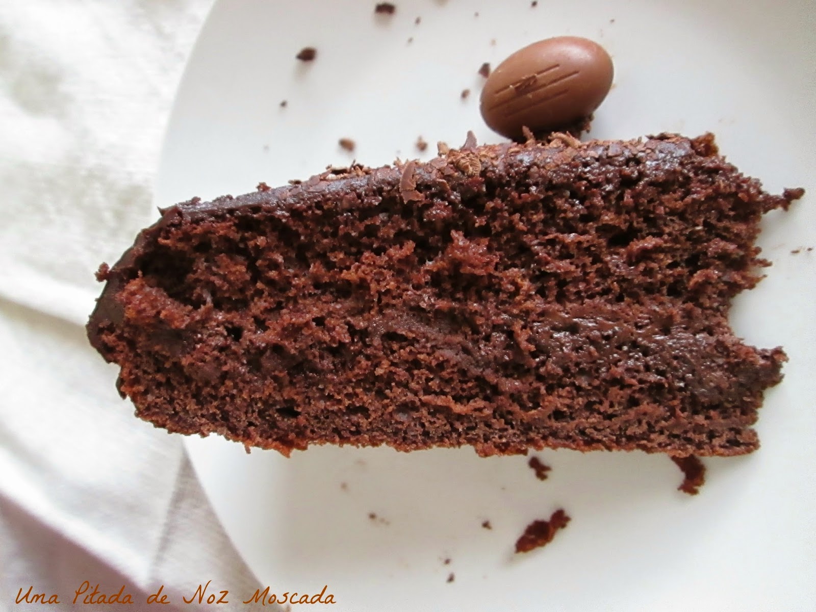 Uma Pitada de Noz Moscada Bolo de chocolate húmido e..... Boa Páscoa.
