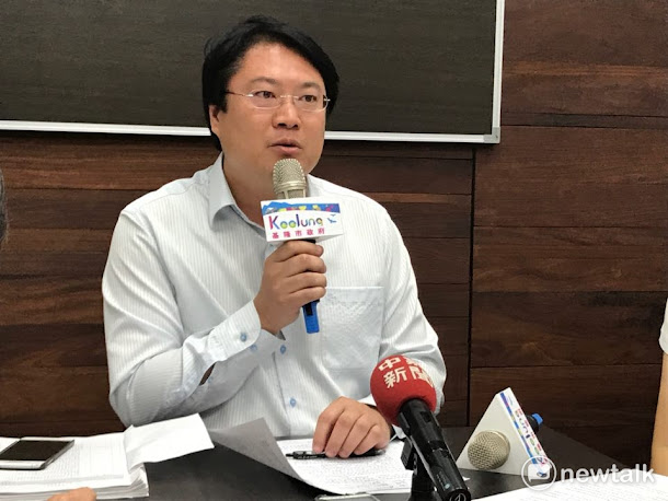 基隆市長林右昌昨(22)日遭隨扈開車門撞傷右眼,縫了2針。林右昌今(23)日在臉書發文報平安。 基隆市長林右昌昨(22)日遭隨扈開車門撞傷右眼,縫了2針。林右昌今(23)日在臉書發文報平安。