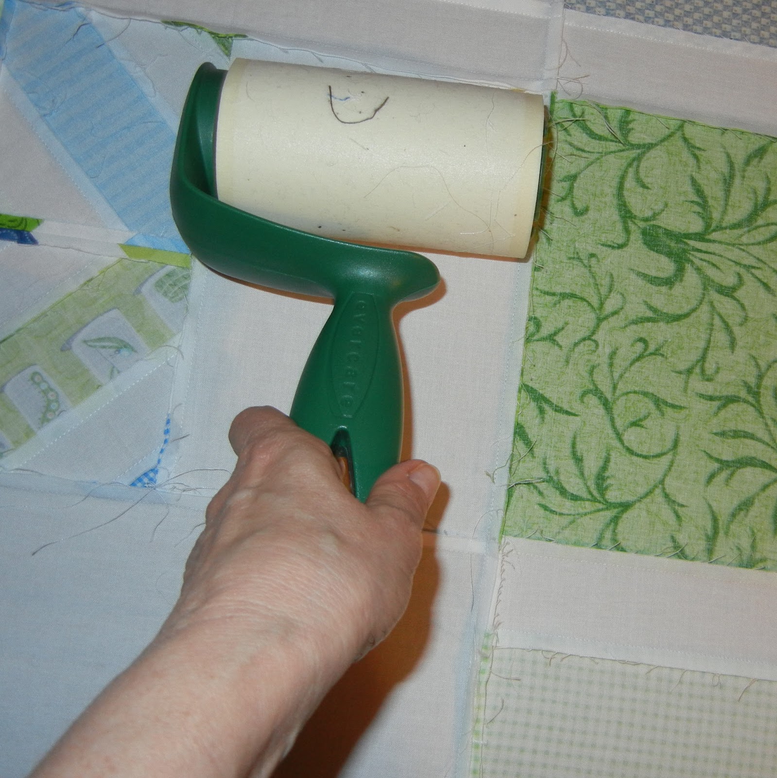 Joanie's Trendy Quilts Tutorial on How to Sandwich a Quilt