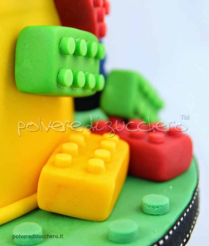 Torta decorata in pasta di zucchero: Lego Cake Polvere ...