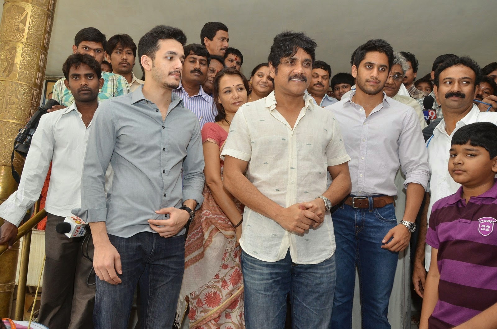 Nagarjuna Family At Saibaba Temple | No1HDWALLPAPERS