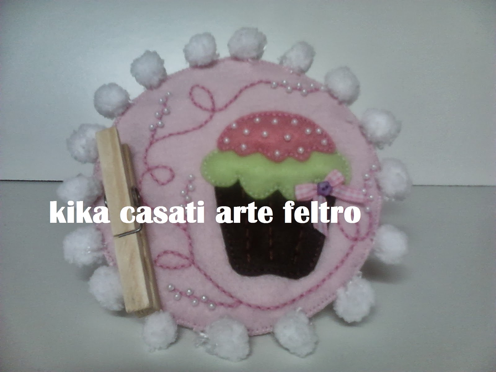 colar um pedaço de tecido e colocar o botão de cupcake e o imã e colar um pedaço de tecido e colocar o botão de cupcake e o imã e