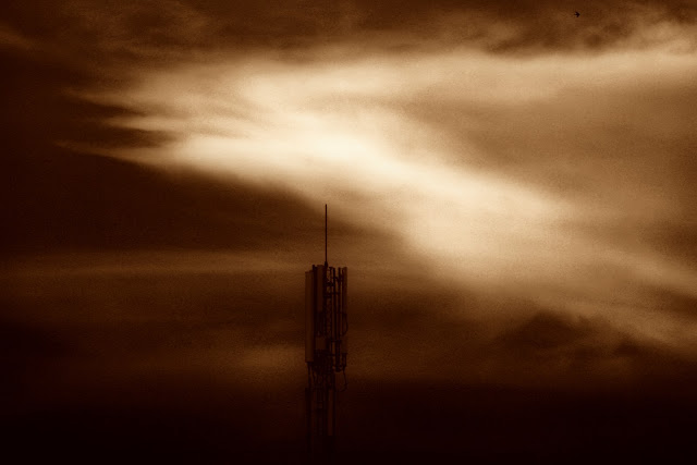 Phnom Penh en flammes Les nuages de mousson en fin d'après-midi donnent toujours des reliefs et couleurs assez étonnants. Retravaillés en sépia avec un filtre Orion, les nuages de Phnom Penh deviennent alors une espèce de faux brasier . Photos par Christophe Gargiulo / KiamProd Photography