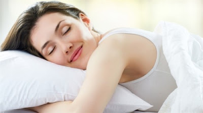 Thò 1 chân ra khỏi chăn sẽ giúp bạn ngủ ngon hơn