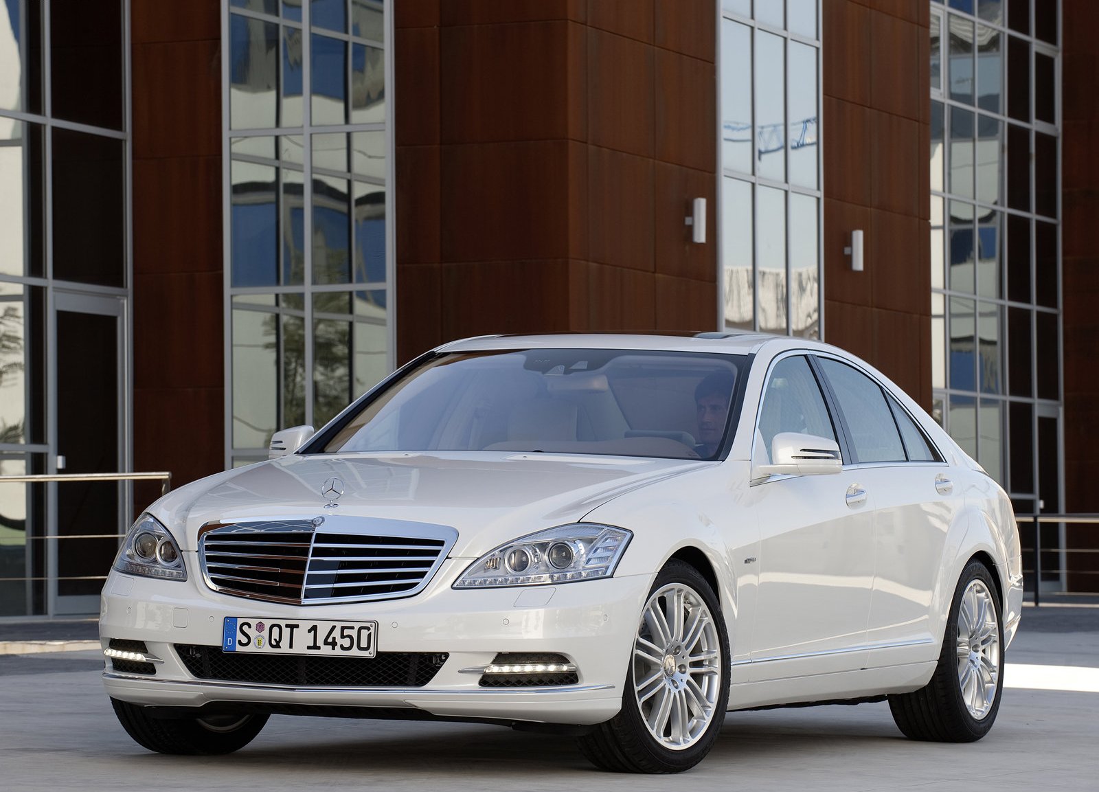 http://3.bp.blogspot.com/-pl18ZGjoRUk/TfB5brLm9iI/AAAAAAAAA4g/l95a1zBFGho/s1600/Mercedes-Benz-S400_BlueHYBRID_2010_1600x1200_wallpaper_02.jpg