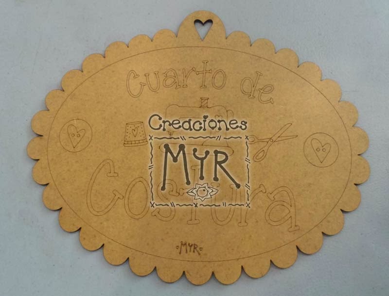 Creaciones myr: figuras y botones en madera