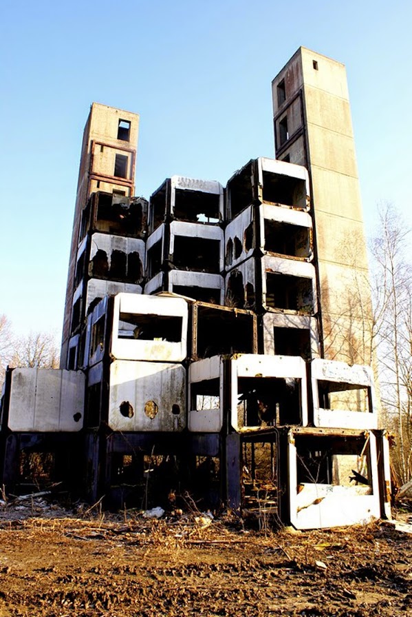 Ludres - Constructions modulaires S.I.R.H. Concepteurs: Henri Prouvé, Jean Prouvé S.I.R.H. (Société Industrielle de Recherche et de Réalisation dans l’Habitat) Architecte: Sandor Majercsik Construction: 1972 - 1974 Ludres - Constructions modulaires S.I.R.H. Concepteurs: Henri Prouvé, Jean Prouvé S.I.R.H. (Société Industrielle de Recherche et de Réalisation dans l’Habitat) Architecte: Sandor Majercsik Construction: 1972 - 1974