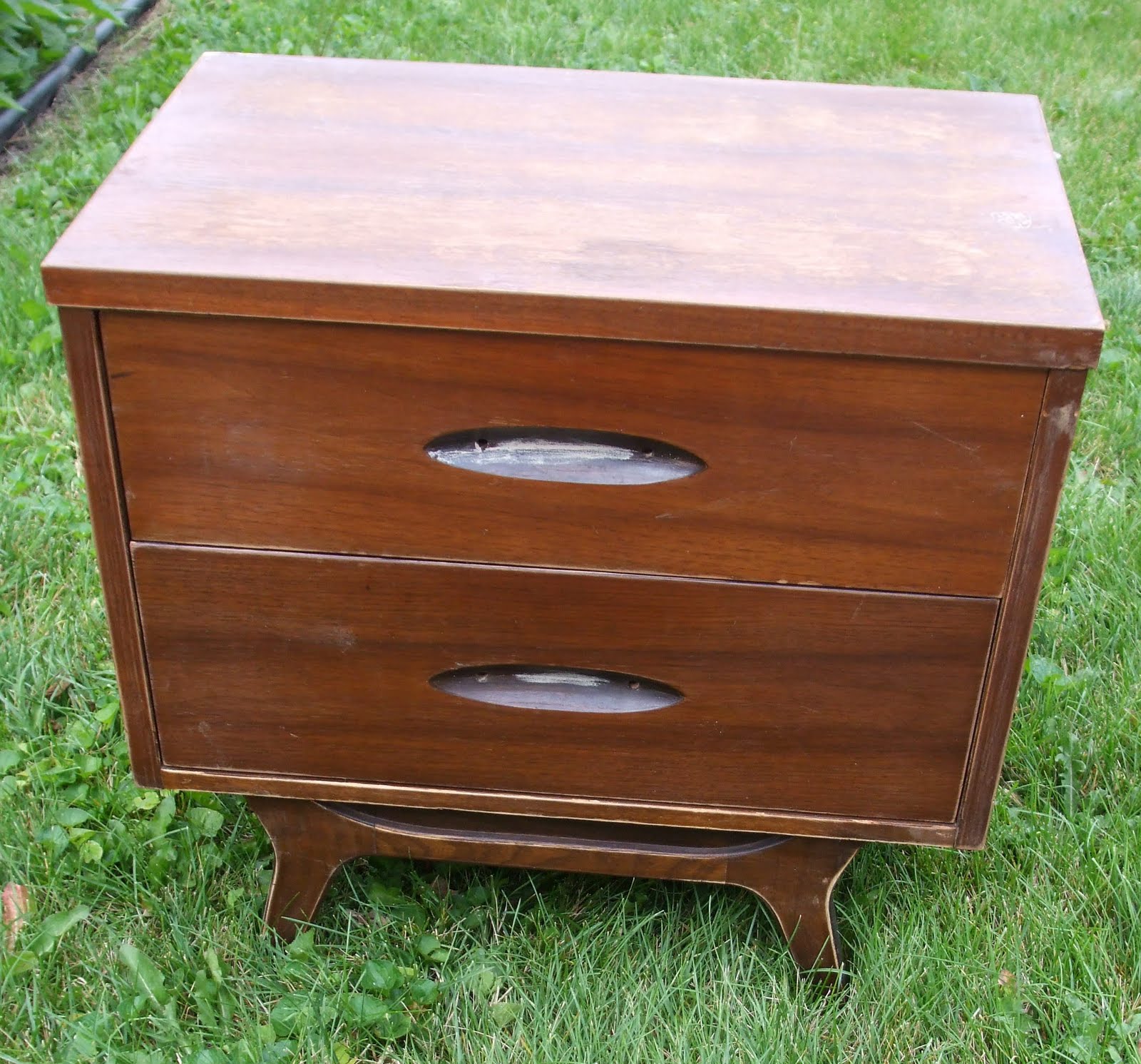 simply chic treasures Retro Nightstand Makeover