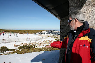  Francisco Montero, principal gestor de la estación muestra las pistas desde las instalaciones