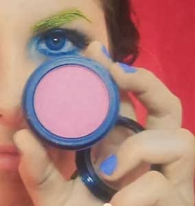 colorete rosa para el video del maquillaje de alicia