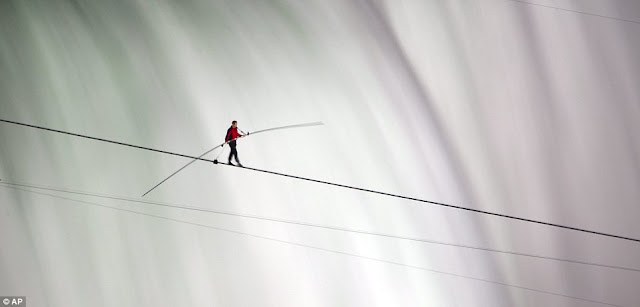 Menyebrangi Air Terjun Niagara Diatas Sebuah Kabel Baja [ www.BlogApaAja.com ]