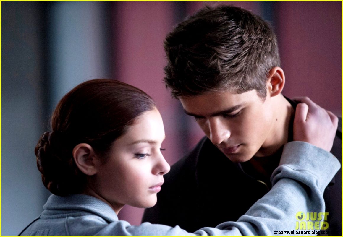 Brenton Thwaites Odeya Rush Are Young In Love in New Giver Brenton Thwaites Odeya Rush Are Young In Love in New Giver