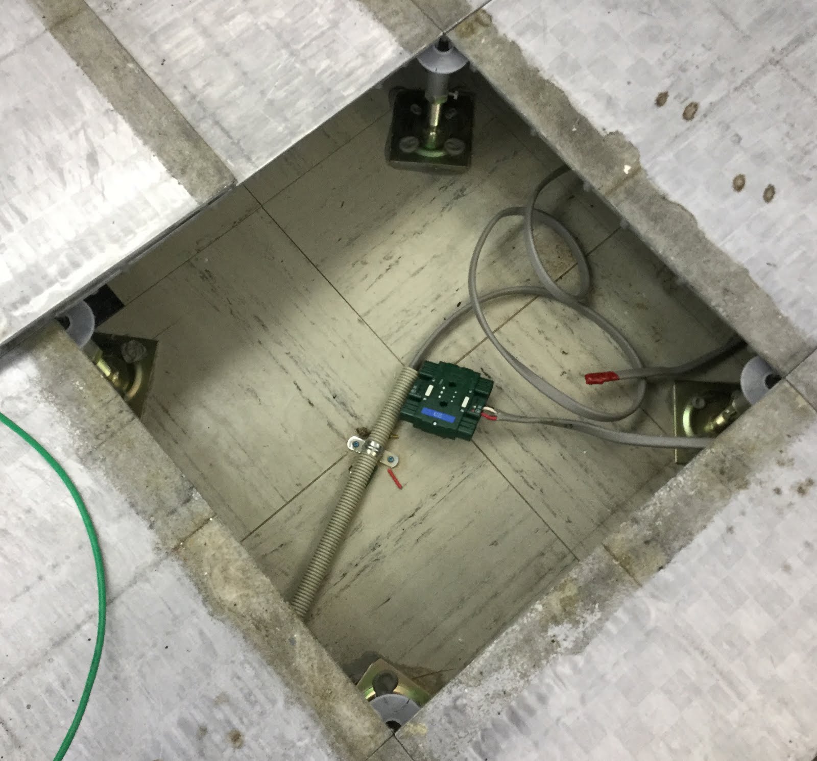 日々是好日 実習場の床板を捲りました これからここにネットワーク線 モニタ線などを敷設します