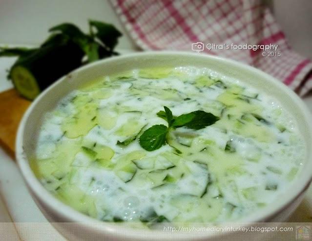 Cacık (Turkish style yogurt cucumber salad) | Çitra's Home Diary. #turkishfoodrecipe #yogurt #cacık #healthyfood #sidedish
