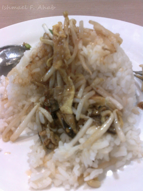 Rice with bean sprouts and mussels